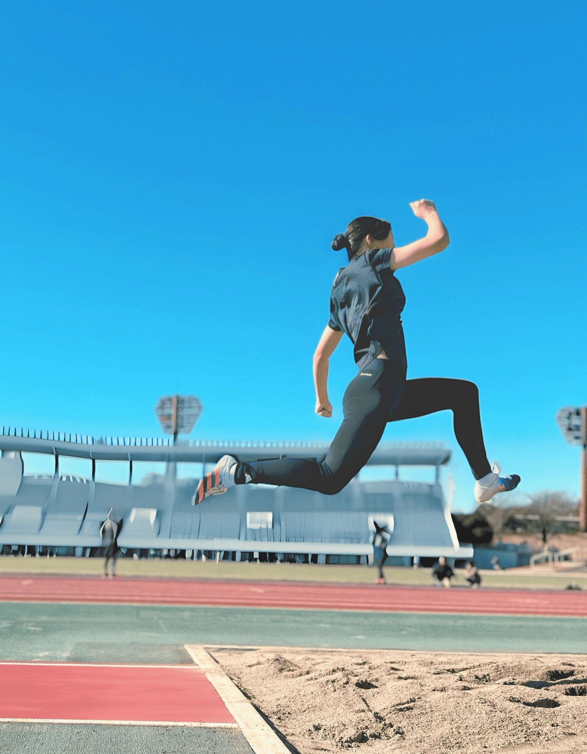 跳躍の練習をする選手